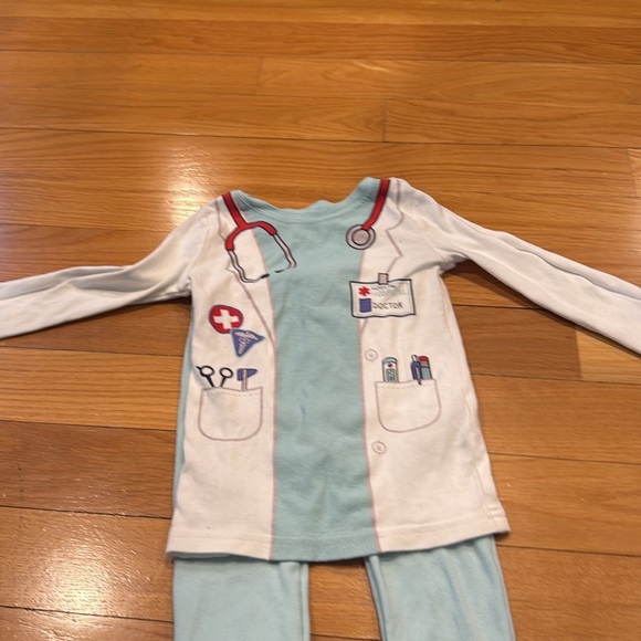 Old navy unisex doctor two pieces sleep set size 5T . - Picture 2 of 10